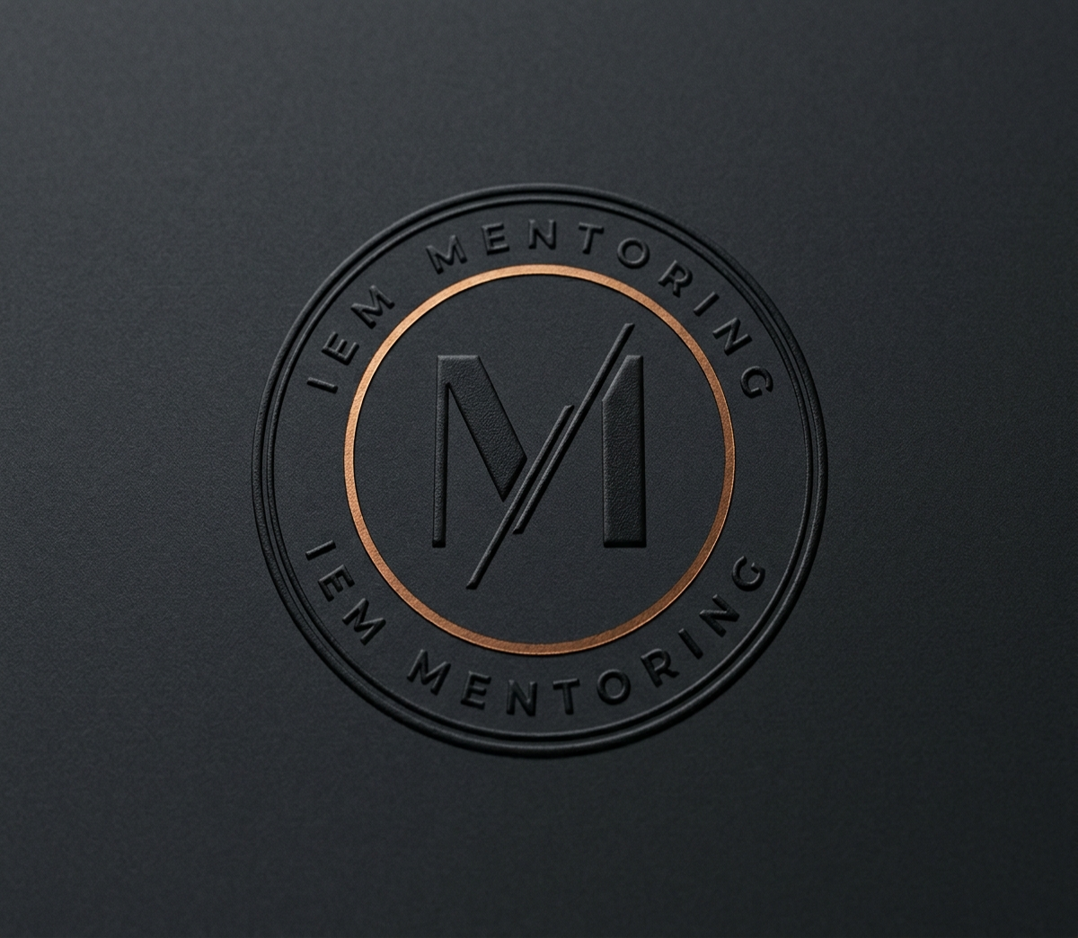 Arte completa do selo IEM Mentoring — emblema circular gravado preto-no-preto com anel bronze e monograma M